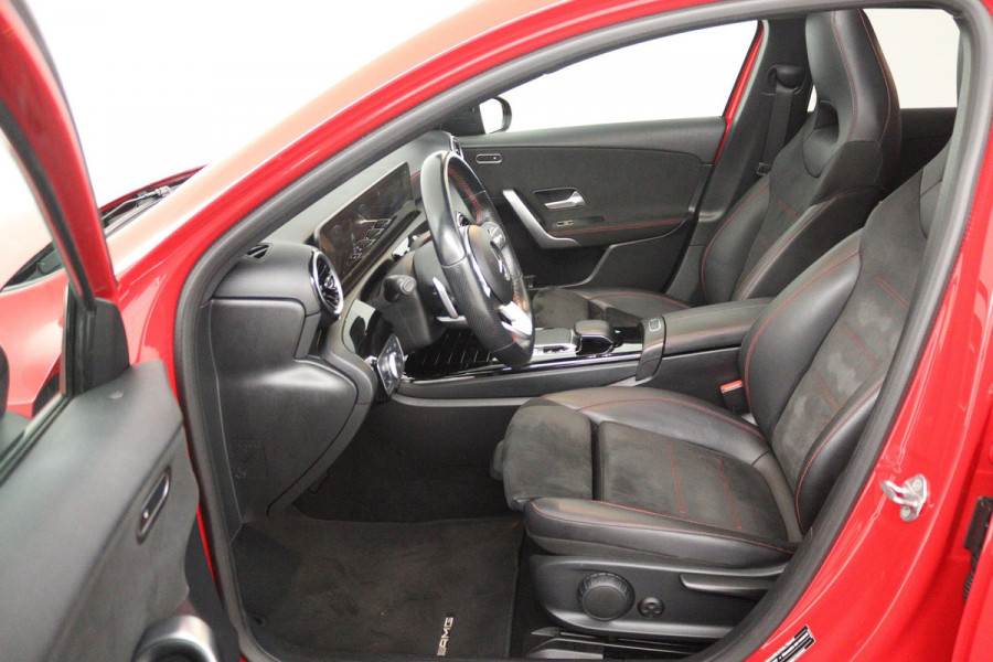 Mercedes-Benz A-Klasse 200 Business Solution AMG (PANORAMADAK, ACHTERUITRIJCAMERA, STOELVERWARMING, NAVIGATIE, PARKEERSENSOREN)