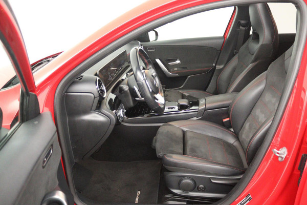 Mercedes-Benz A-Klasse 200 Business Solution AMG (PANORAMADAK, ACHTERUITRIJCAMERA, STOELVERWARMING, NAVIGATIE, PARKEERSENSOREN)