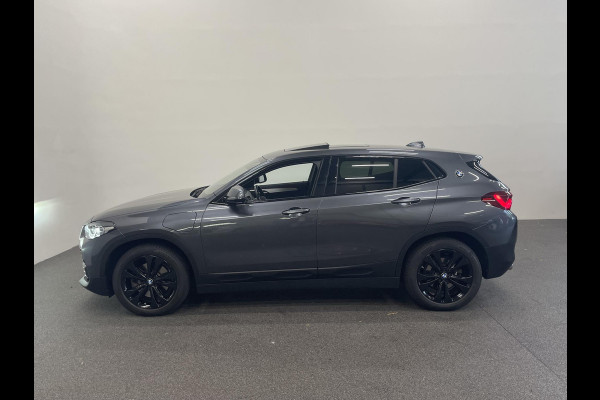 BMW X2 xDrive25e High Executive Sportline Panoramadak Groot Navi carplay/android Sportstoelen stoelverwarming parkeersensoren Voor+Achter Donkere hemel