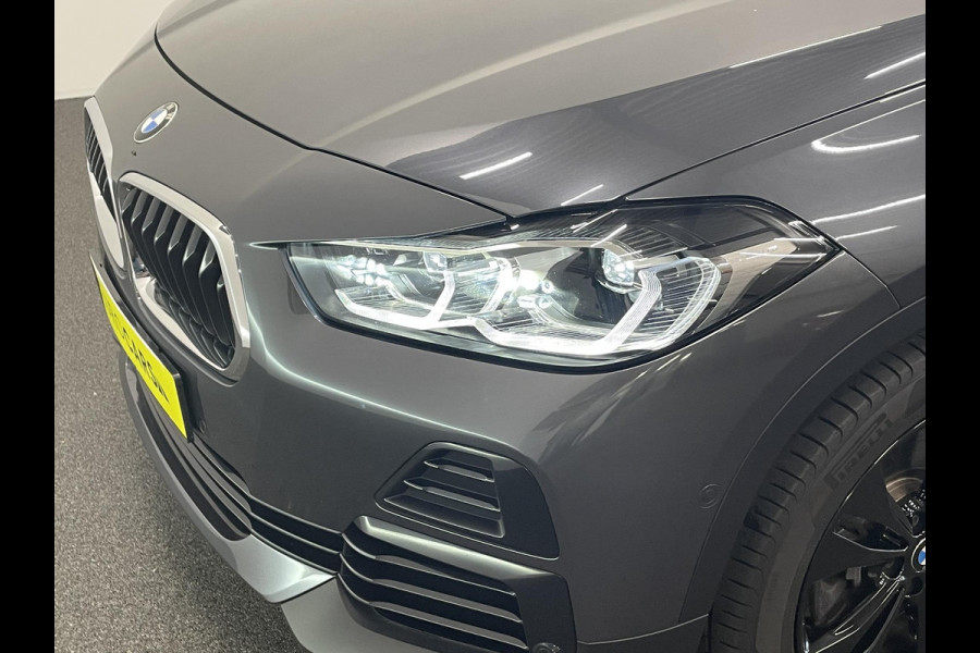 BMW X2 xDrive25e High Executive Sportline Panoramadak Groot Navi carplay/android Sportstoelen stoelverwarming parkeersensoren Voor+Achter Donkere hemel