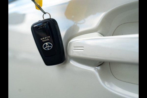 Toyota C-HR 2.0 Hybrid Bi-Tone | Dodehoek sensoren | Stuur&Stoel verw. | Parkeersensoren | Prijs Rijklaar!!