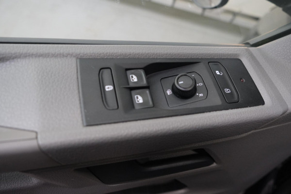 Volkswagen Transporter 2.0 TDI L2H1 150 PK - N.A.P. Airco, Cruise, Navi, PDC.