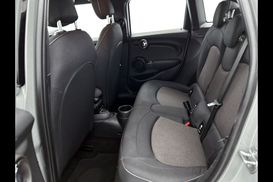 MINI Mini 1.5 Cooper Business (NL-auto, Dealer onderH, Parkeersensoren, Navi, Airco, Cruise Control, Etc)