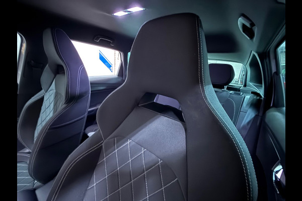 Škoda Karoq 1.5 TSI DSG 4x4 Sportline Business | 1800KG Trekgewicht | Carplay | Sportstoelen | Camera