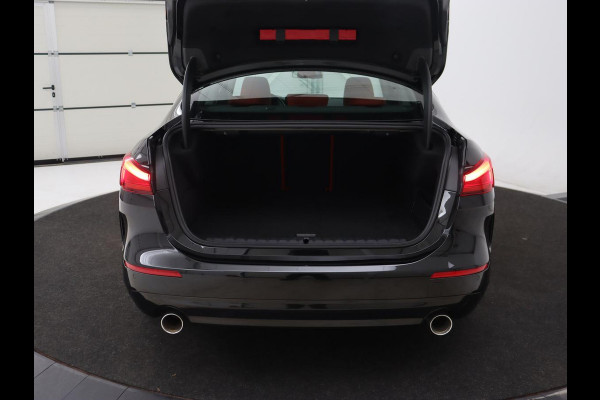 BMW 2 Serie Gran Coupé 220i High Executive | Head-Up | Adaptive cruise | Leder | Camera | Stoelverwarming | Sportstoelen | Luxury Line | Carplay | Live Cockpit | Navigatie | Park Assist | Full LED