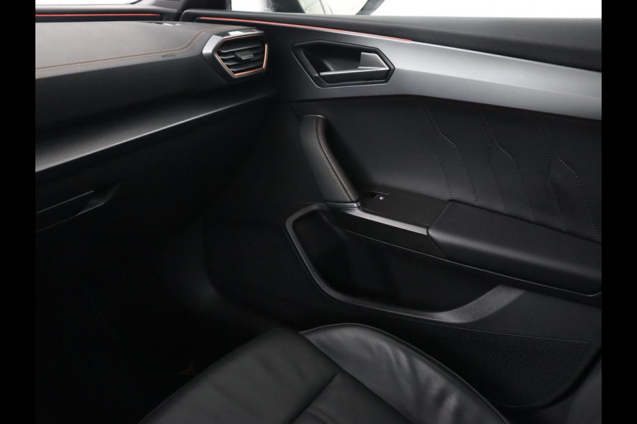 CUPRA Leon 1.4 e-Hybrid Black Edition | Origineel NL | Panoramadak | Leder | Stoelverwarming | Adaptive cruise | Sfeerverlichting | Carplay | Memory | Keyless | Camera | Stuurverwarming | PHEV | Plug In