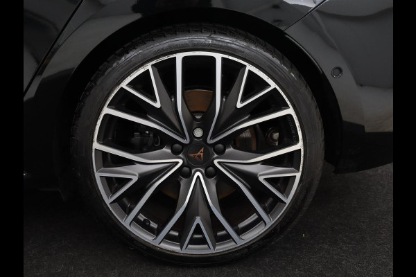 CUPRA Leon 1.4 e-Hybrid Black Edition | Origineel NL | Panoramadak | Leder | Stoelverwarming | Adaptive cruise | Sfeerverlichting | Carplay | Memory | Keyless | Camera | Stuurverwarming | PHEV | Plug In