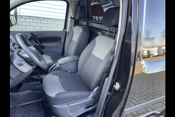 Renault Kangoo 1.5 Blue dCi 95pk Work Edition / zwart metallic / vaste prijs rijklaar € 12.950 ex btw / lease vanaf € 218 / airco / cruise / trekhaak / dakdragers / euro 6 / bpm vrij !