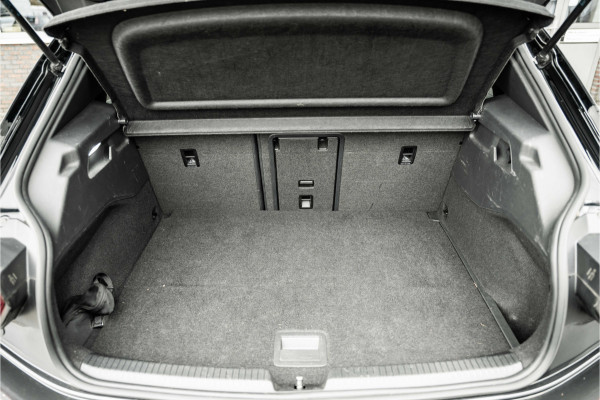 Volkswagen ID.3 First Max | SOH 91% | ACC | Lederen bekleding massage | HUD | Pano dak | Apple Car | Trekhaak VW |