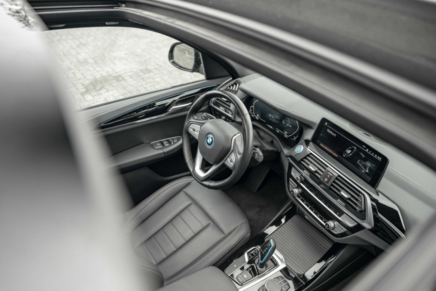 BMW iX3 Executive 80 kWh | Leder | Pano | AppleCarplay | Camera