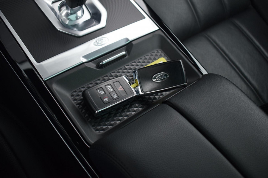 Land Rover Range Rover Evoque 2.0 P200 AWD R-Dynamic | Trekhaak | Pano | Meridian | Leer | Stuurverw.