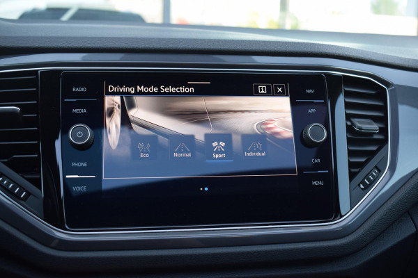 Volkswagen T-Roc 1.5 TSI Sport Business R | Pano | Half Leer | Virtual | Apple CarPlay