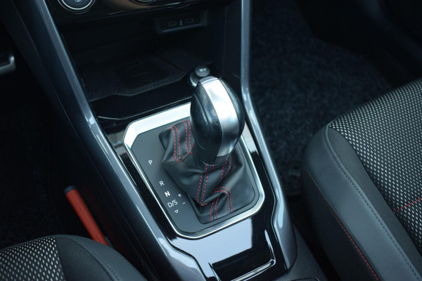 Volkswagen T-Roc 1.5 TSI Sport Business R | Pano | Half Leer | Virtual | Apple CarPlay