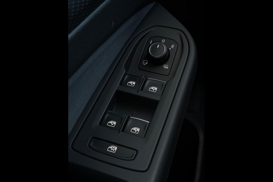 Volkswagen Golf 1.5 eTSI 3x R-Line CarPlay Camera