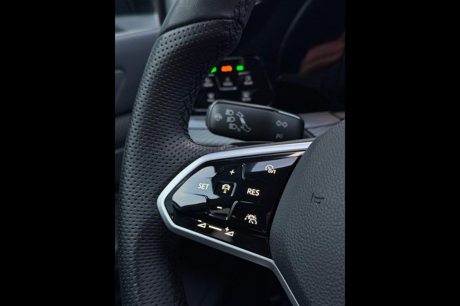 Volkswagen Golf 1.5 eTSI 3x R-Line CarPlay Camera