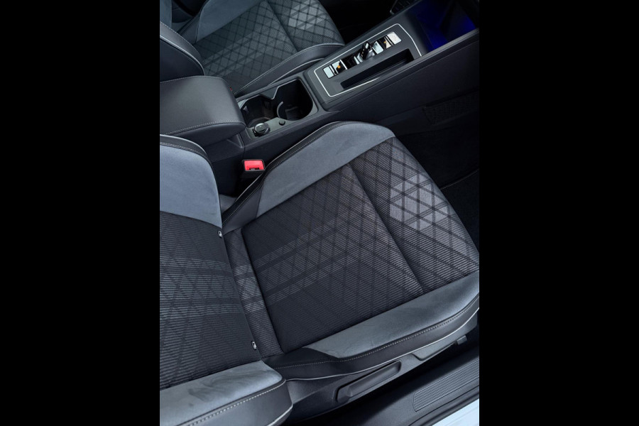 Volkswagen Golf 1.5 eTSI 3x R-Line CarPlay Camera