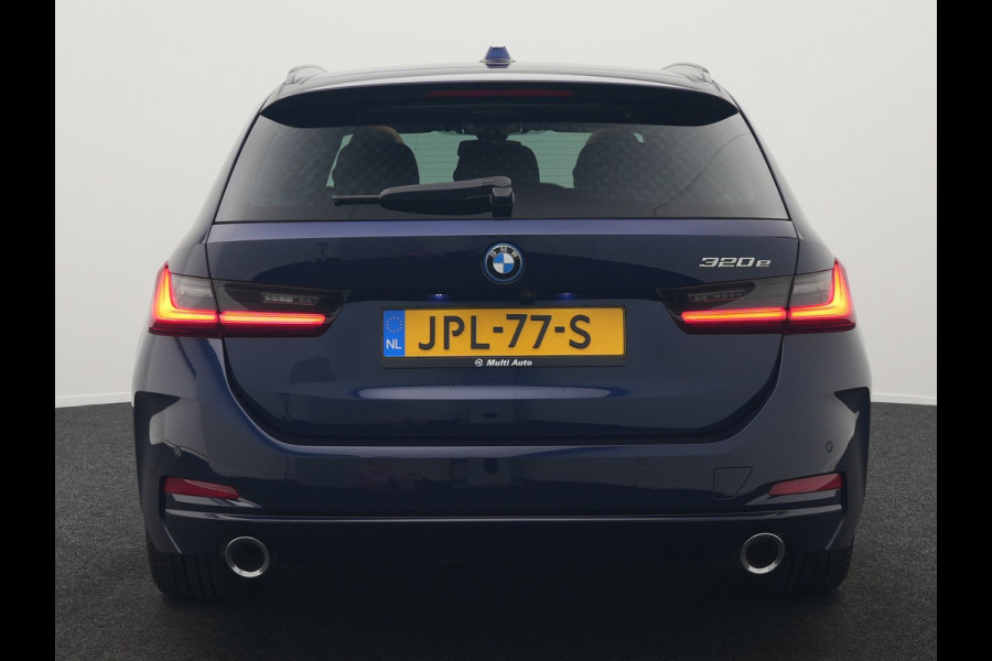 BMW 3 Serie Touring 320e Plug In Hybrid 204pk Dealer O.H. PHEV | Panodak | Widescreen Navi | Camera | Lederen Sportstoelen Verwarmd | Sfeerverlichting | Apple Carplay | Navigatie | Virtual | DAB | Tansanitblau II Metallic |