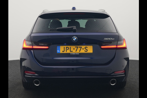 BMW 3 Serie Touring 320e Plug In Hybrid 204pk Dealer O.H. PHEV | Panodak | Widescreen Navi | Camera | Lederen Sportstoelen Verwarmd | Sfeerverlichting | Apple Carplay | Navigatie | Virtual | DAB | Tansanitblau II Metallic |
