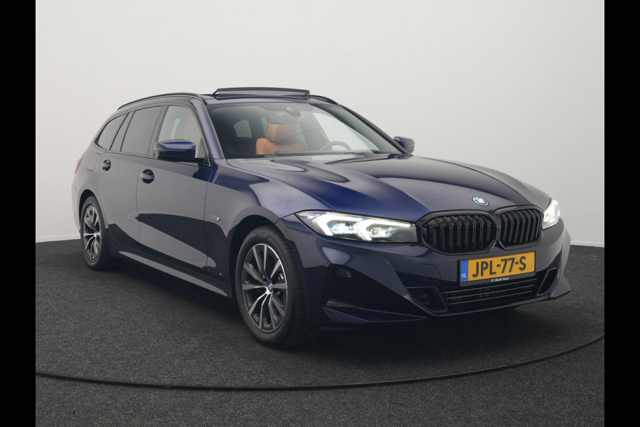 BMW 3 Serie Touring 320e Plug In Hybrid 204pk Dealer O.H. PHEV | Panodak | Widescreen Navi | Camera | Lederen Sportstoelen Verwarmd | Sfeerverlichting | Apple Carplay | Navigatie | Virtual | DAB | Tansanitblau II Metallic |