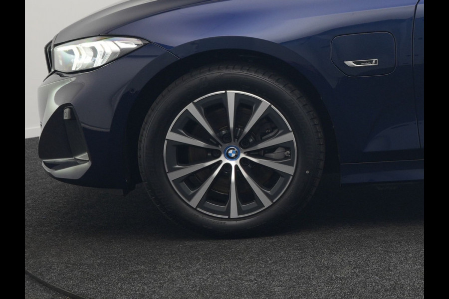 BMW 3 Serie Touring 320e Plug In Hybrid 204pk Dealer O.H. PHEV | Panodak | Widescreen Navi | Camera | Lederen Sportstoelen Verwarmd | Sfeerverlichting | Apple Carplay | Navigatie | Virtual | DAB | Tansanitblau II Metallic |