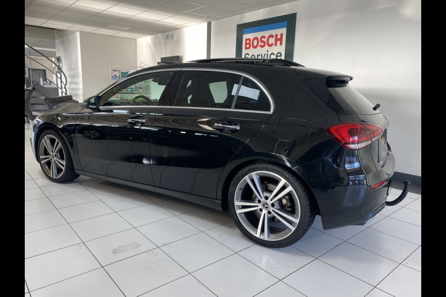 Mercedes-Benz A-Klasse 220 Launch Edition Premium Panoramadak / Leer / Trekhaak /19 inch velgen / sfeerverlichting