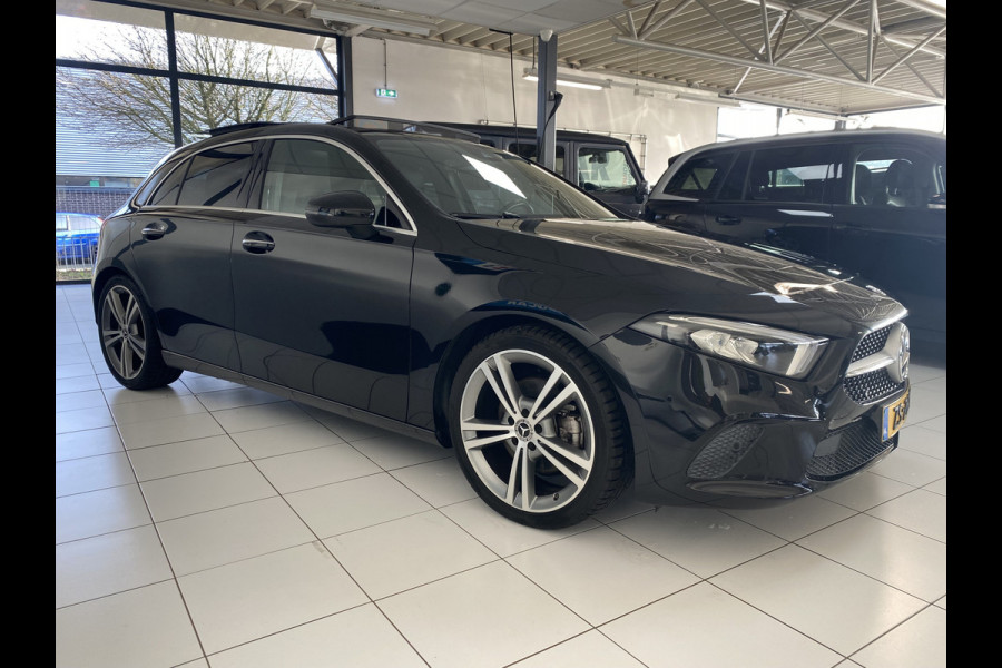 Mercedes-Benz A-Klasse 220 Launch Edition Premium Panoramadak / Leer / Trekhaak /19 inch velgen / sfeerverlichting