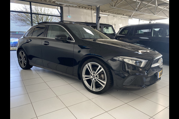 Mercedes-Benz A-Klasse 220 Launch Edition Premium Panoramadak / Leer / Trekhaak /19 inch velgen / sfeerverlichting