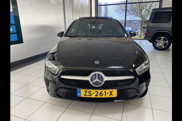 Mercedes-Benz A-Klasse 220 Launch Edition Premium Panoramadak / Leer / Trekhaak /19 inch velgen / sfeerverlichting