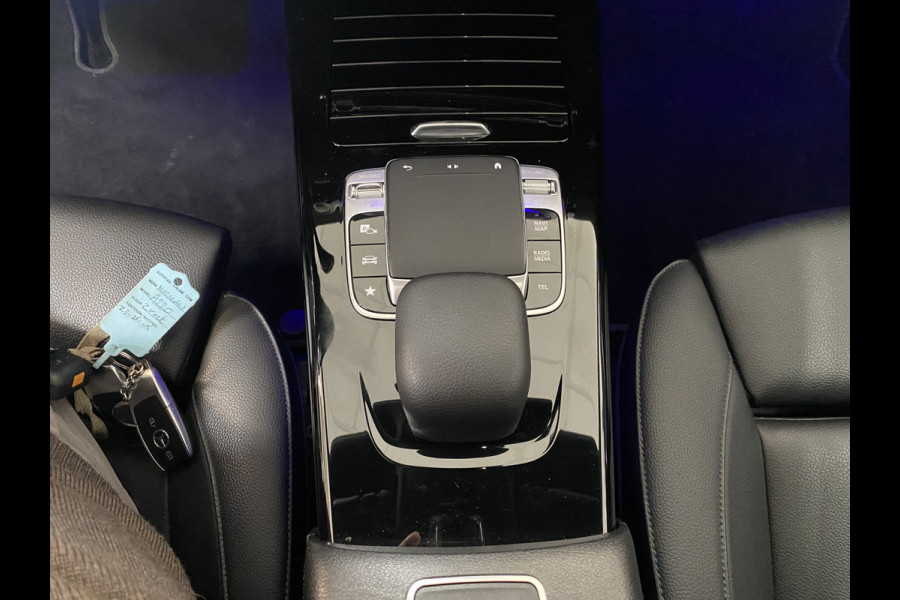 Mercedes-Benz A-Klasse 220 Launch Edition Premium Panoramadak / Leer / Trekhaak /19 inch velgen / sfeerverlichting