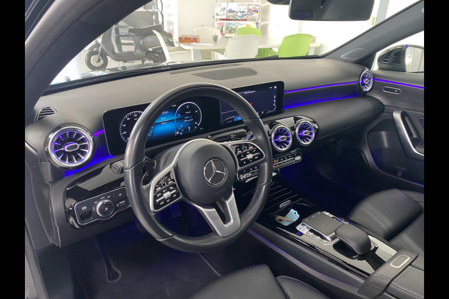 Mercedes-Benz A-Klasse 220 Launch Edition Premium Panoramadak / Leer / Trekhaak /19 inch velgen / sfeerverlichting