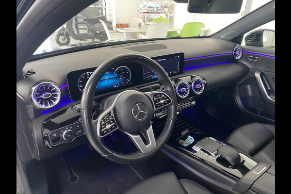 Mercedes-Benz A-Klasse 220 Launch Edition Premium Panoramadak / Leer / Trekhaak /19 inch velgen / sfeerverlichting