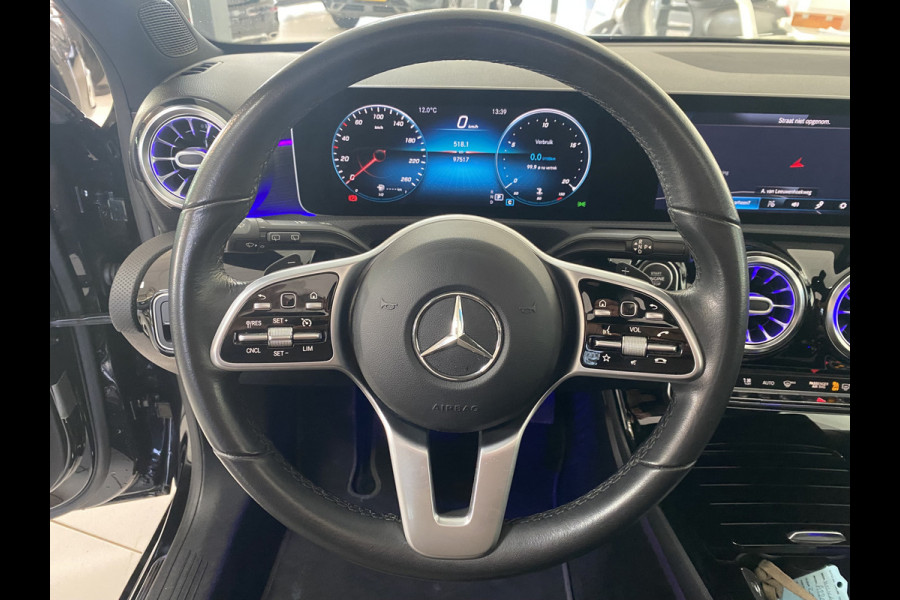 Mercedes-Benz A-Klasse 220 Launch Edition Premium Panoramadak / Leer / Trekhaak /19 inch velgen / sfeerverlichting