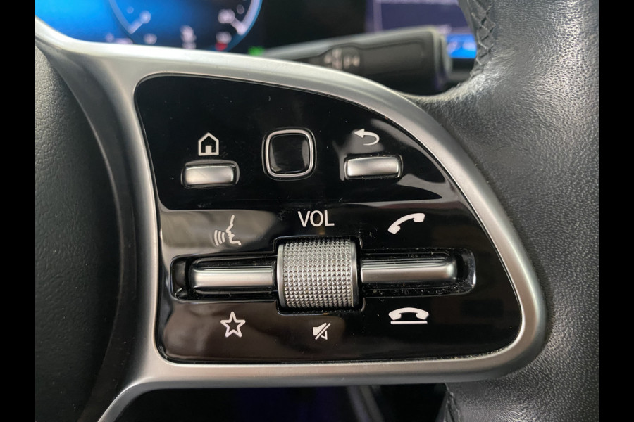 Mercedes-Benz A-Klasse 220 Launch Edition Premium Panoramadak / Leer / Trekhaak /19 inch velgen / sfeerverlichting