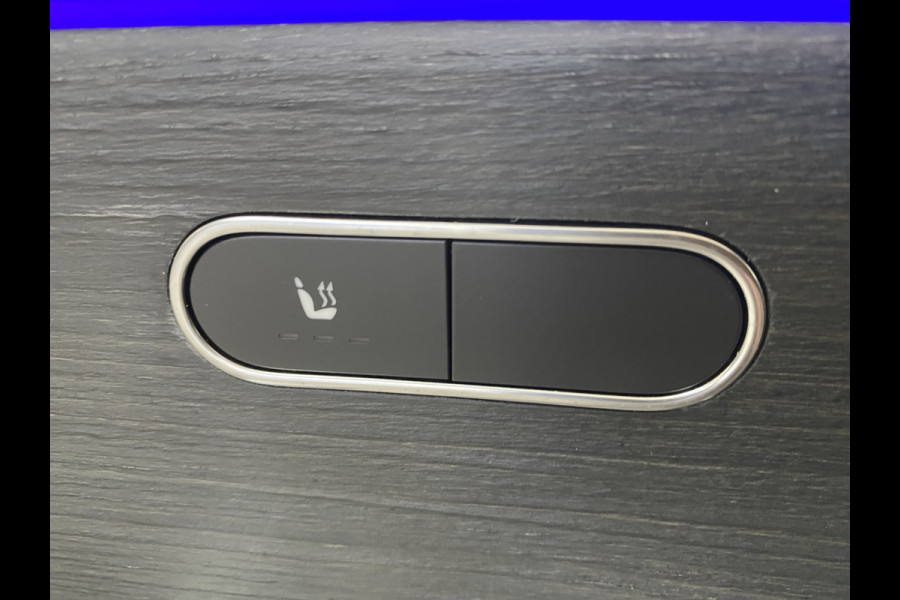 Mercedes-Benz A-Klasse 220 Launch Edition Premium Panoramadak / Leer / Trekhaak /19 inch velgen / sfeerverlichting