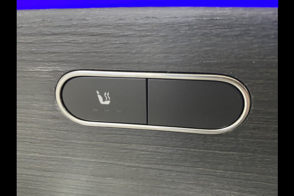 Mercedes-Benz A-Klasse 220 Launch Edition Premium Panoramadak / Leer / Trekhaak /19 inch velgen / sfeerverlichting