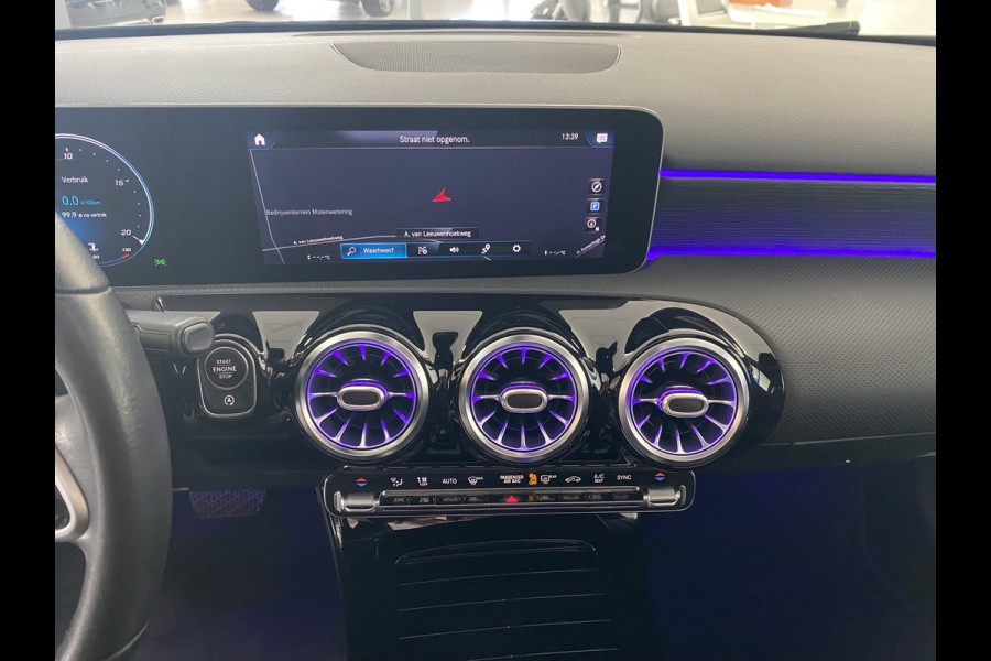 Mercedes-Benz A-Klasse 220 Launch Edition Premium Panoramadak / Leer / Trekhaak /19 inch velgen / sfeerverlichting