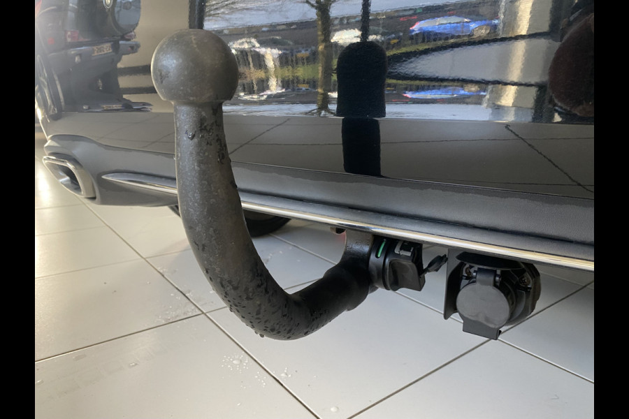 Mercedes-Benz A-Klasse 220 Launch Edition Premium Panoramadak / Leer / Trekhaak /19 inch velgen / sfeerverlichting