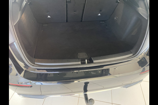 Mercedes-Benz A-Klasse 220 Launch Edition Premium Panoramadak / Leer / Trekhaak /19 inch velgen / sfeerverlichting