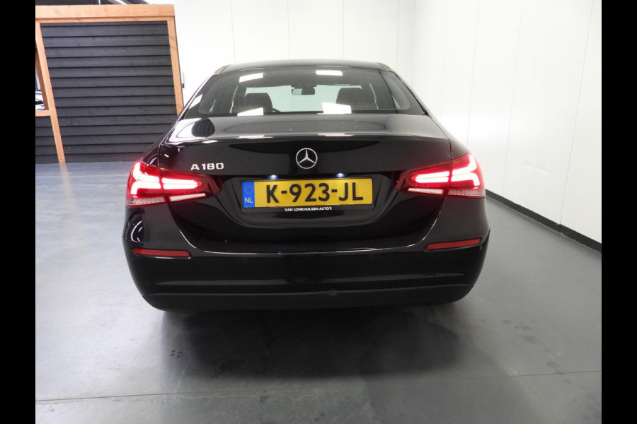 Mercedes-Benz A-Klasse A180 Premium Plus LEER/SCHUIFDAK/SFEER/BURMESTER/17"LMV!
