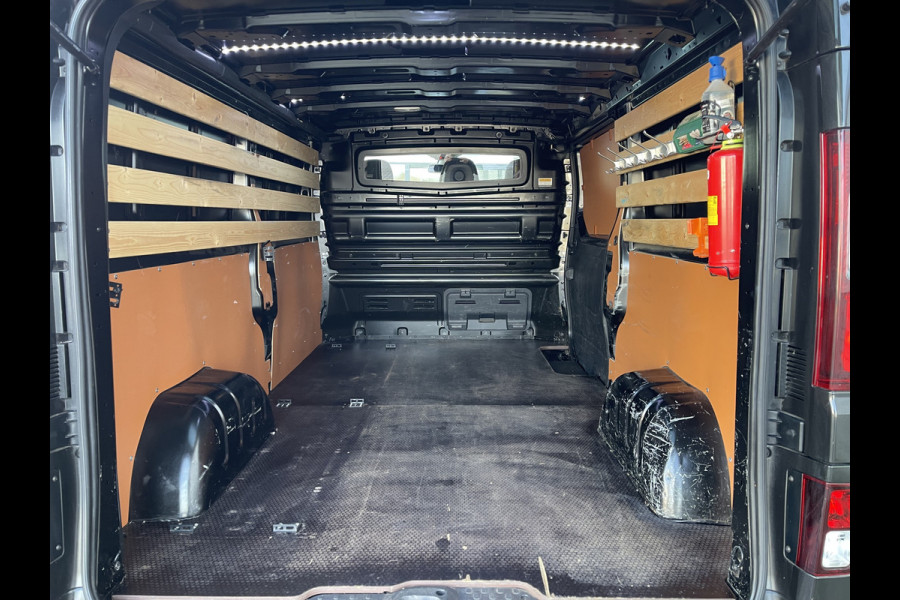Renault Trafic 2.0 dCi 120pk T29 L2H1 Work Edition / vaste prijs rijklaar € 17.950 ex btw / euro 6 / bpm vrij / lease vanaf € 302 / imperial / trekhaak / camera / airco / cruise control