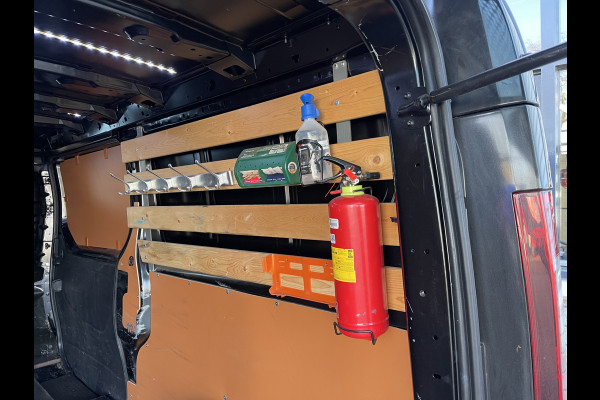 Renault Trafic 2.0 dCi 120pk T29 L2H1 Work Edition / vaste prijs rijklaar € 17.950 ex btw / euro 6 / bpm vrij / lease vanaf € 302 / imperial / trekhaak / camera / airco / cruise control