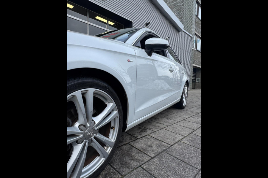 Audi A3 Sportback 30 TFSI Sport S Line Edition - Navigatie I Airco I Sport interieur & Velgen I PDC I Dealer onderhouden