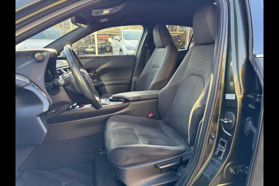 Lexus UX 250h Preference Line | Trekhaak, 18 inch, Keyless, Dodehoekherkenning, Parkeersensoren, Stoel + Stuurverwarming