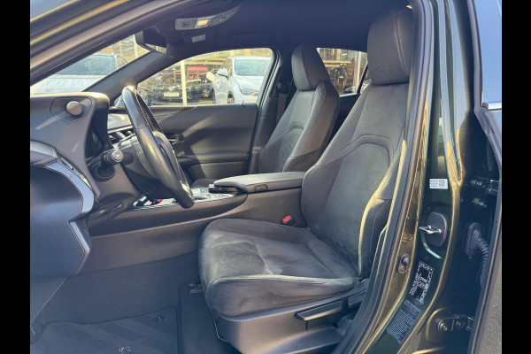 Lexus UX 250h Preference Line | Trekhaak, 18 inch, Keyless, Dodehoekherkenning, Parkeersensoren, Stoel + Stuurverwarming