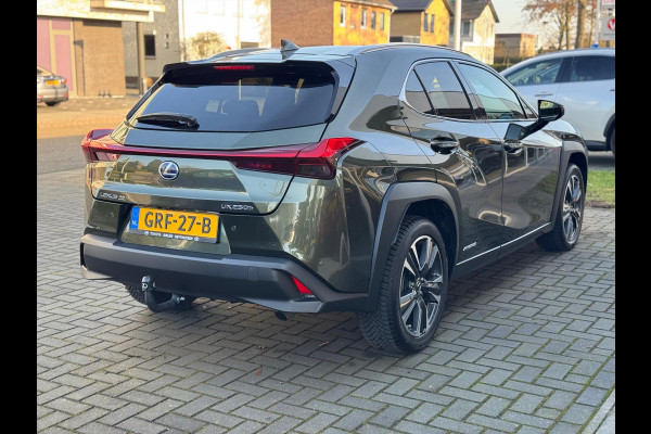 Lexus UX 250h Preference Line | Trekhaak, 18 inch, Keyless, Dodehoekherkenning, Parkeersensoren, Stoel + Stuurverwarming