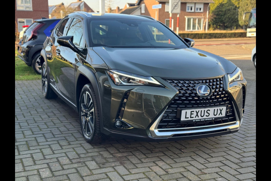 Lexus UX 250h Preference Line | Trekhaak, 18 inch, Keyless, Dodehoekherkenning, Parkeersensoren, Stoel + Stuurverwarming