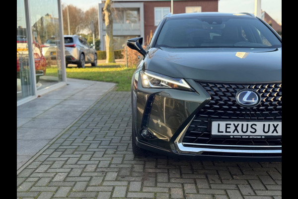 Lexus UX 250h Preference Line | Trekhaak, 18 inch, Keyless, Dodehoekherkenning, Parkeersensoren, Stoel + Stuurverwarming