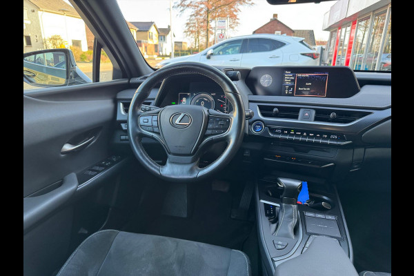 Lexus UX 250h Preference Line | Trekhaak, 18 inch, Keyless, Dodehoekherkenning, Parkeersensoren, Stoel + Stuurverwarming