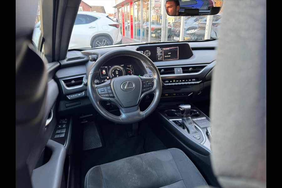 Lexus UX 250h Preference Line | Trekhaak, 18 inch, Keyless, Dodehoekherkenning, Parkeersensoren, Stoel + Stuurverwarming