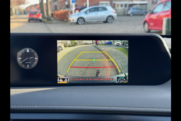 Lexus UX 250h Preference Line | Trekhaak, 18 inch, Keyless, Dodehoekherkenning, Parkeersensoren, Stoel + Stuurverwarming